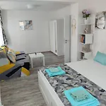 Apartment Teddy's Sea View *